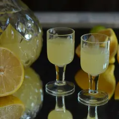 Orzeźwiająca wódka cytrynowa? Przepis krok po kroku na trunek!