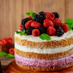 Malinowy tort z bajki? Pomysły na takie dekoracje, które zachwycą!