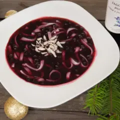 Zupa jagodowa z kluskami! Jak przygotować pyszny letni przysmak?
