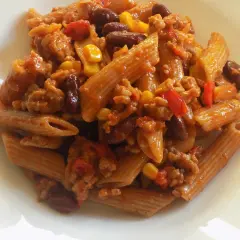 Chili con Carne z makaronem: Tradycyjne danie z twistem
