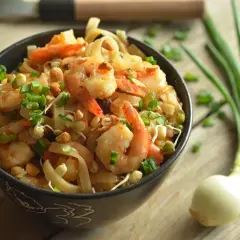 Smak Tajlandii na talerzu - makaron ryżowy z kurczakiem na kolację