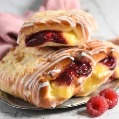 Drożdżówki z budyniem i malinami jak u babci