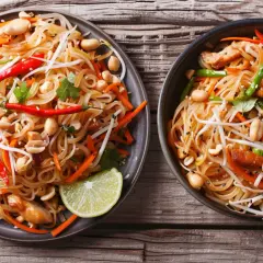Pad Thai z kurczakiem - tajski makaron z warzywami - przepis