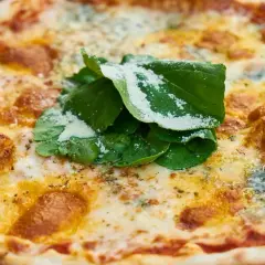 Jakie sekrety kryje prawdziwe ciasto na pizzę, które zachwyca?