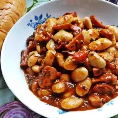 Aromatyczna fasolka po bretońsku z kurczakiem: Sprawdź jak ją przyrządzić