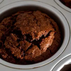 Czekoladowe muffinki z serem to słodka niespodzianka dla łasuchów!