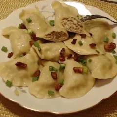 Dlaczego warto spróbować pierogów pieczonych z mięsem na obiad?