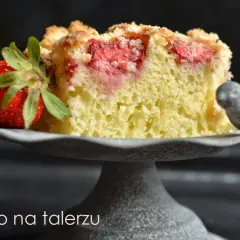 Co sprawia, że placek z truskawkami na maślance jest tak soczysty?