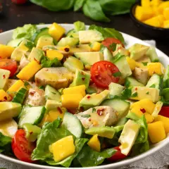 Tropikalne połączenie: sałatka z kurczakiem i mango - przepis