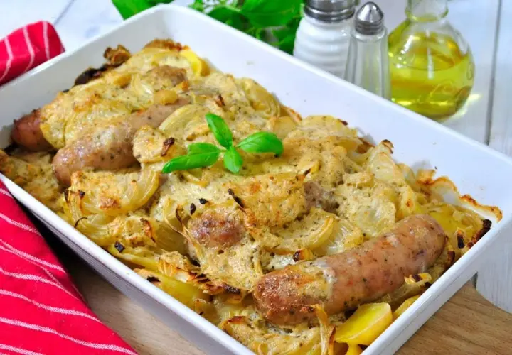 Zapiekanka z białej kiełbasy! Jak przygotować te smakowite danie?