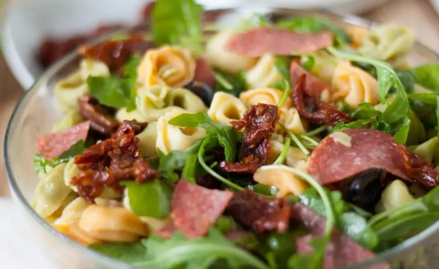 Sałatka z tortellini, szpinakiem, szynką i jajkiem - pomysł na obiad