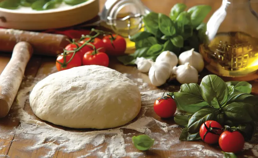 Jak zrobić prawdziwą włoską pizzę? Sprawdzony przepis krok po kroku