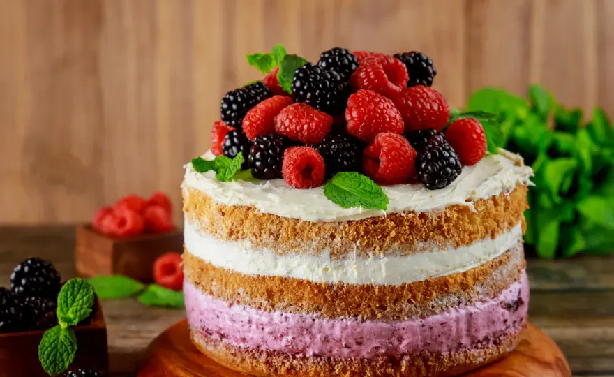 Malinowy tort z bajki? Pomysły na takie dekoracje, które zachwycą!