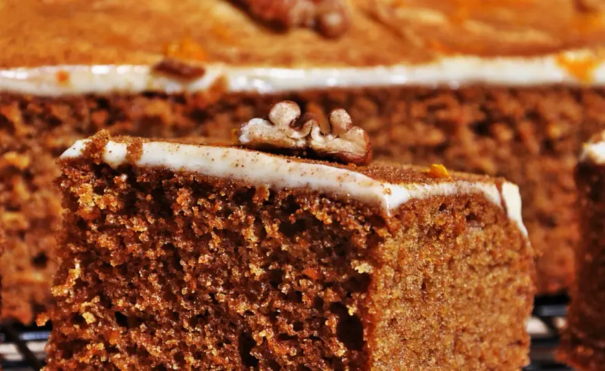 Przepis na proste ciasto marchewkowe z miodem