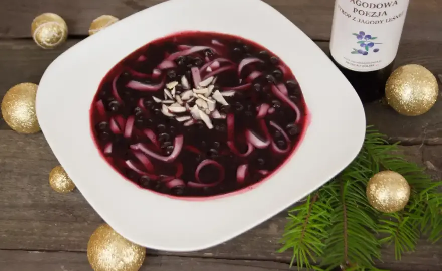 Zupa jagodowa z kluskami! Jak przygotować pyszny letni przysmak?