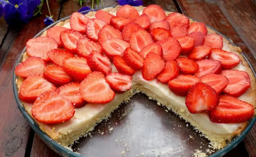 Tarta budyniowa z truskawkami! Jak stworzyć ten letni deser marzeń?
