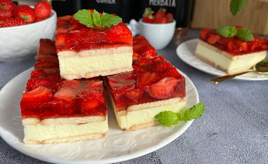 Sernik na herbatnikach z galaretką lub budyniem bez pieczenia - przepis