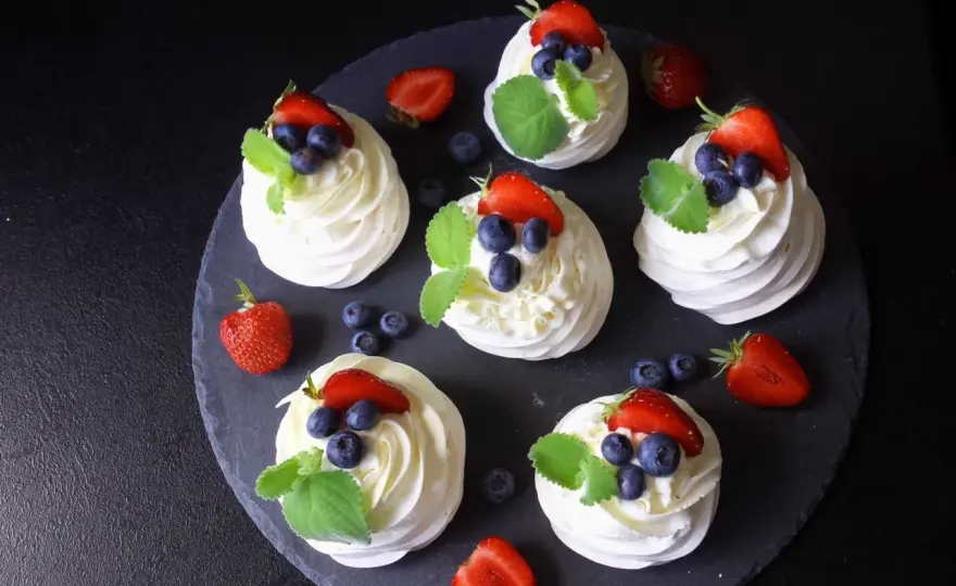 Mini pavlova i jej cena! Pyszny smak, który zaskoczy Twoje zmysły