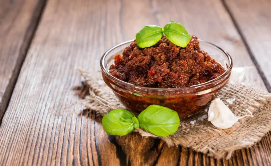 Jak zrobić pesto z suszonych pomidorów - prosta i smaczna receptura