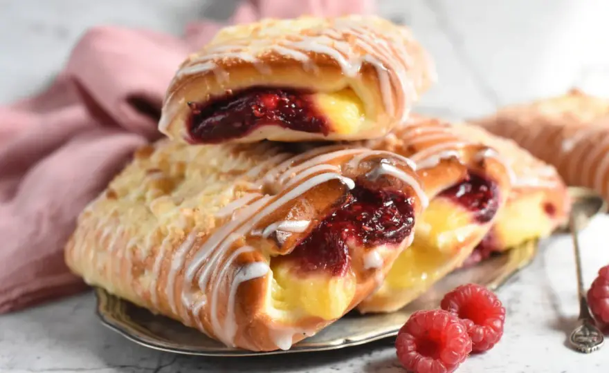 Drożdżówki z budyniem i malinami jak u babci