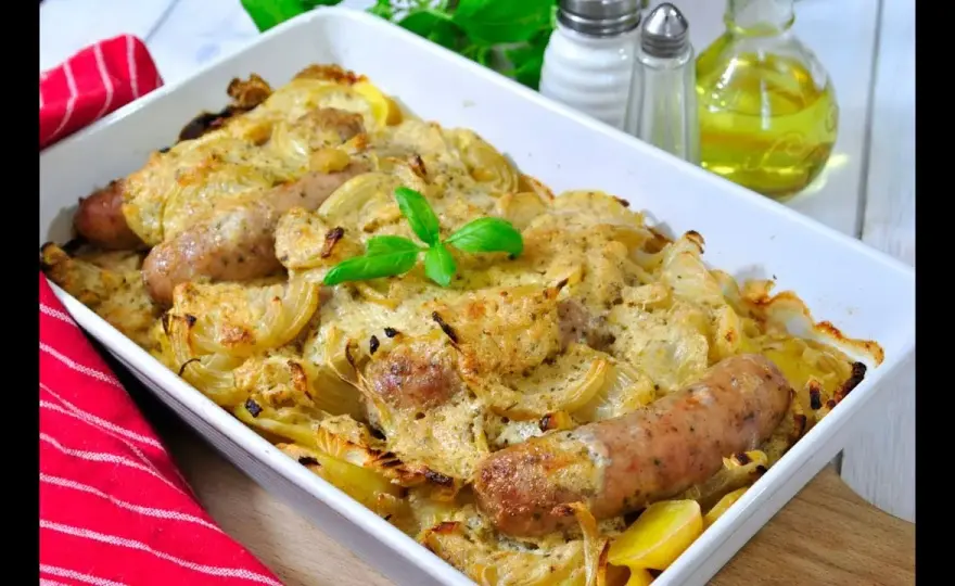 Zapiekanka z białej kiełbasy! Jak przygotować te smakowite danie?