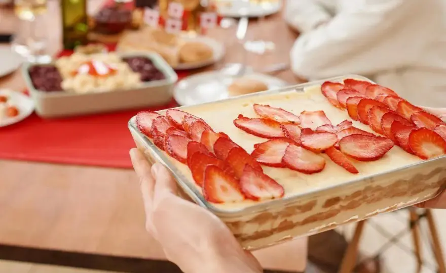 Orzeźwiające tiramisu truskawkowe bez jajek na upalne dni sezonu