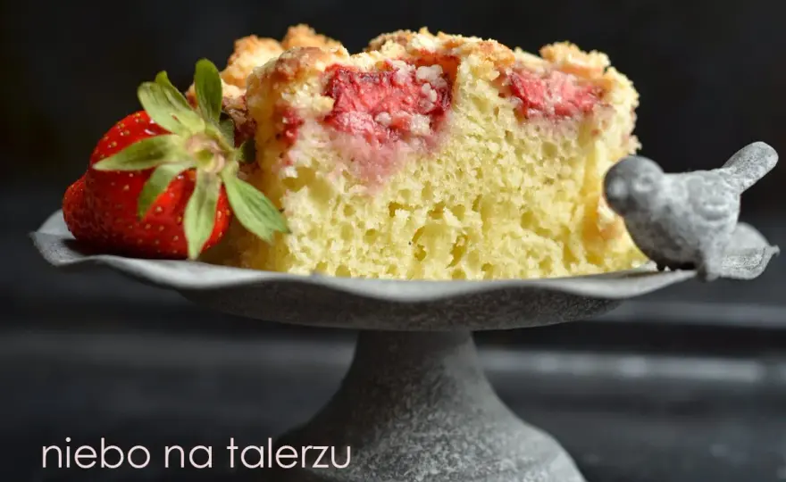 Co sprawia, że placek z truskawkami na maślance jest tak soczysty?