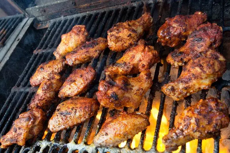 Zdjęcie Najlepsze marynaty do skrzydełek na grill, które zachwycą smakoszy